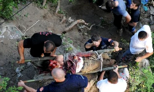 Turiştii răniţi în Muntenegru (FOTO REUTERS) jpeg