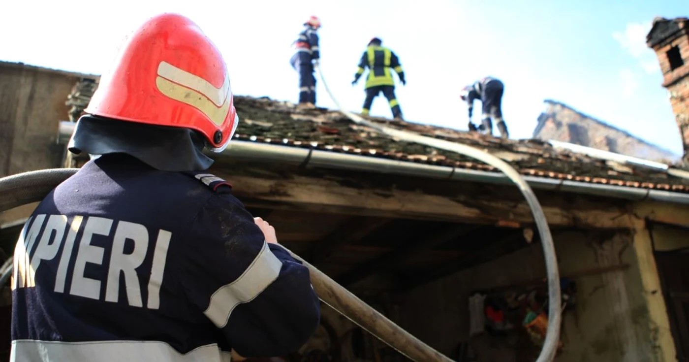 Pompierii au intervenit pentru limitarea pagubelor