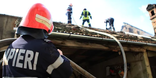 Pompierii au intervenit pentru limitarea pagubelor