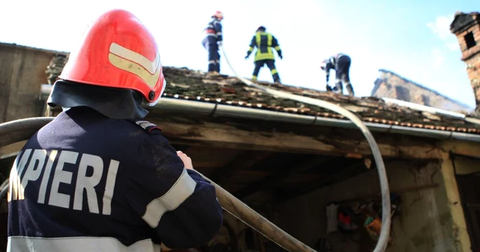 Pompierii au intervenit pentru limitarea pagubelor