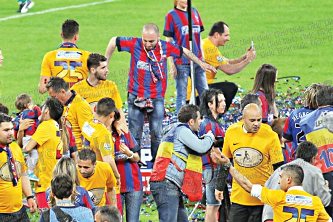 Laura Keşeru, fericită  marţi seara, alături de  soţ, pe Naţional Arena,  la festivitatea prin care  Steaua a sărbătorit  câştigarea titlului (Fotografii. Mihai Ionescu)