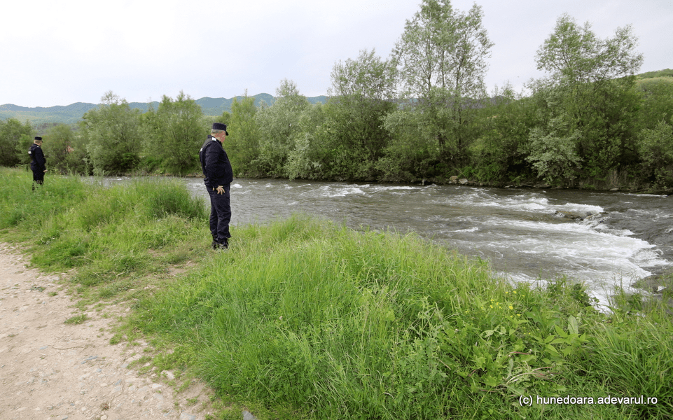 Exploatare ilegală de piatră, pe malul Streiului. Au fost scoși mii de metri cubi de balast