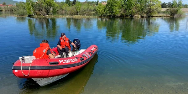 Pompieri pe lacul Orlea. Foto ISU Hunedoara.