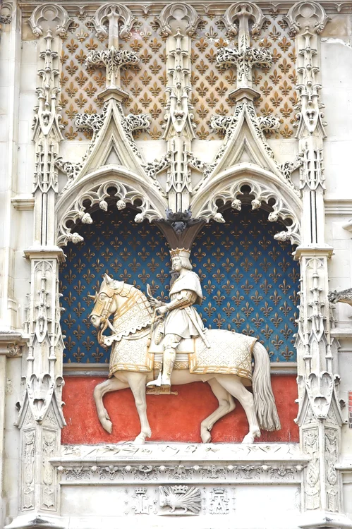 Statuia ecvestră a Regelui Ludovic al XII-lea poziţionată pe faţada gotică a castelului