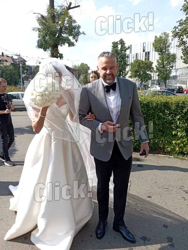 Mireasa Gabriela Prisăcariu, adusă de naș Sursa Click! 