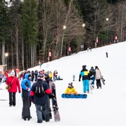 oameni partie schi ski predeal zapada foto shutterstock