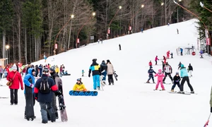 oameni partie schi ski predeal zapada foto shutterstock