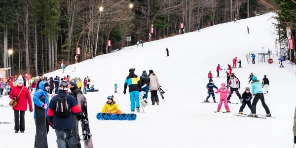 oameni partie schi ski predeal zapada foto shutterstock