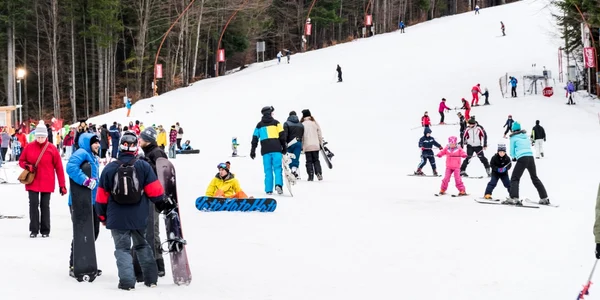 oameni partie schi ski predeal zapada foto shutterstock