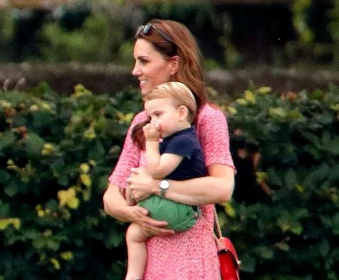 
    Cursurile sunt ținute de un om îmbrăcat în maimuță   