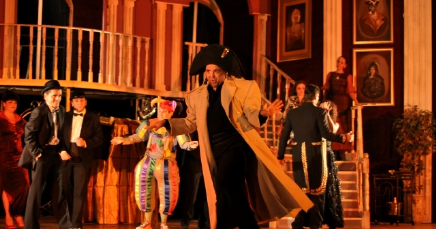 Daniel Iordăchioaie, în spectacolul „S-a întâmplat la castel“. Foto Teatrul Ploiești