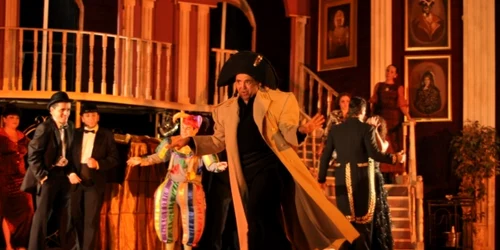 Daniel Iordăchioaie, în spectacolul „S-a întâmplat la castel“. Foto Teatrul Ploiești