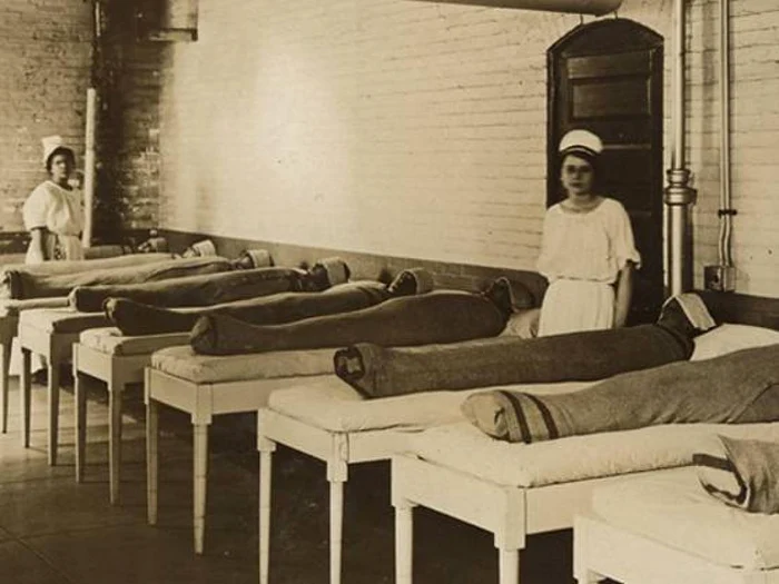 înainte de a fi descoperite tratamente şi medicamente pentru oamenii cu boli psihice, spitalele au încercat să trateze astfel de pacienţi ţinându-i înveliţi strâns în pături ude.