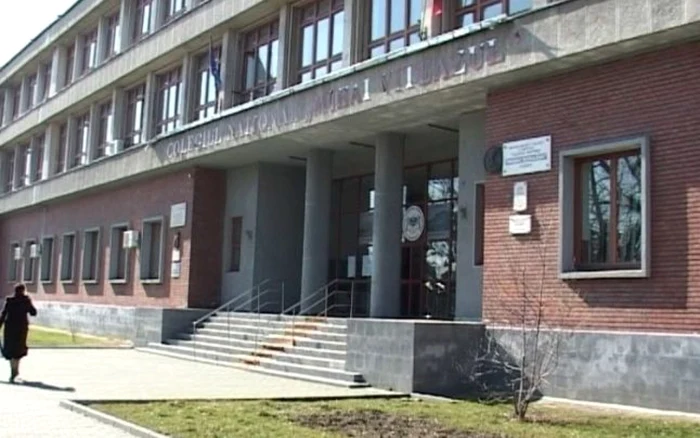 80 de eleviau fost depistaţi cu pediculoză la Colegiul Mihai Viteazul din Ploieşti