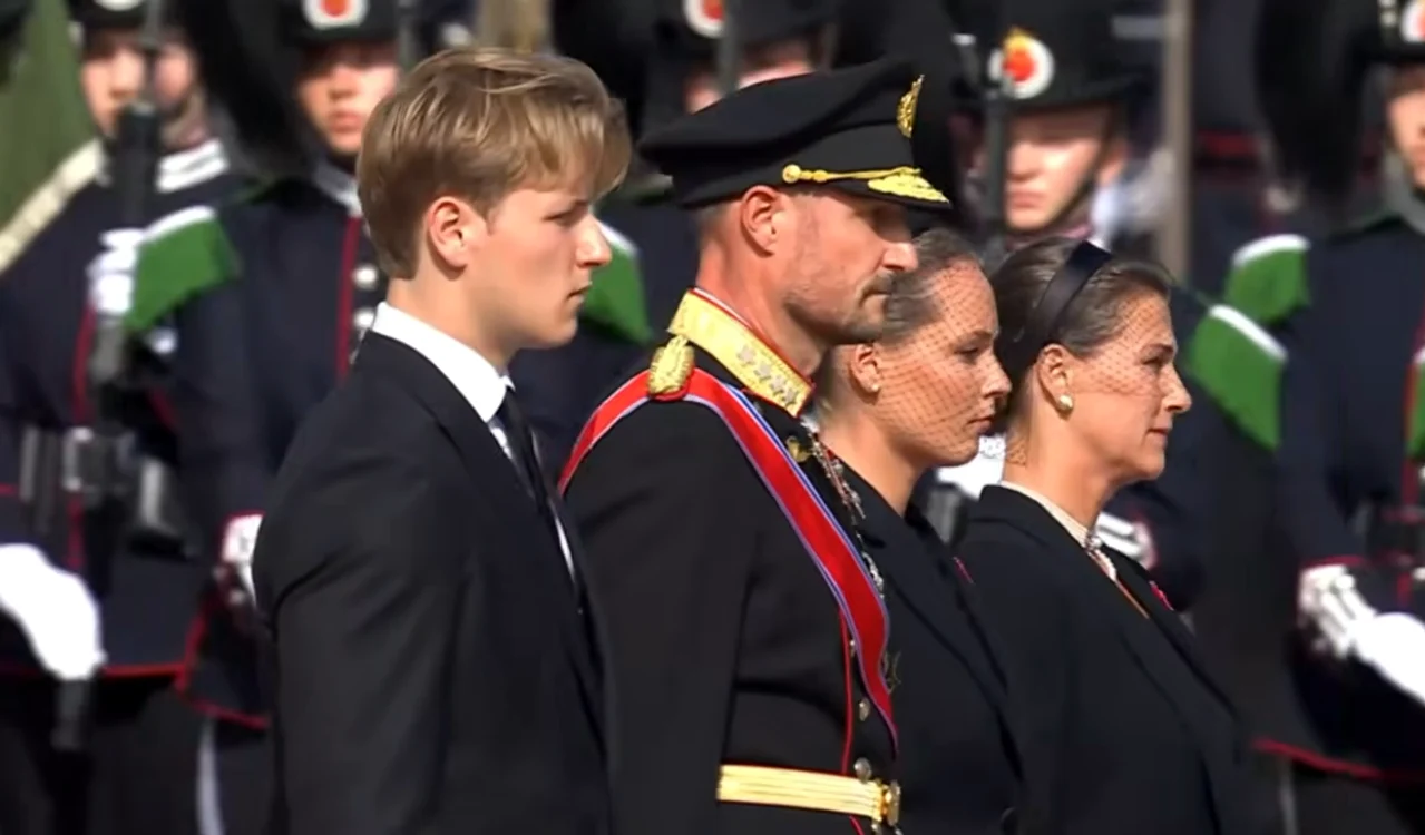 Prințul Sverre Magnus, Regele Haakon, Prințesa Ingrid Alexandra și Prințesa Martha Louise la funeraliile Regelui Harald   captură de ecran (1) png