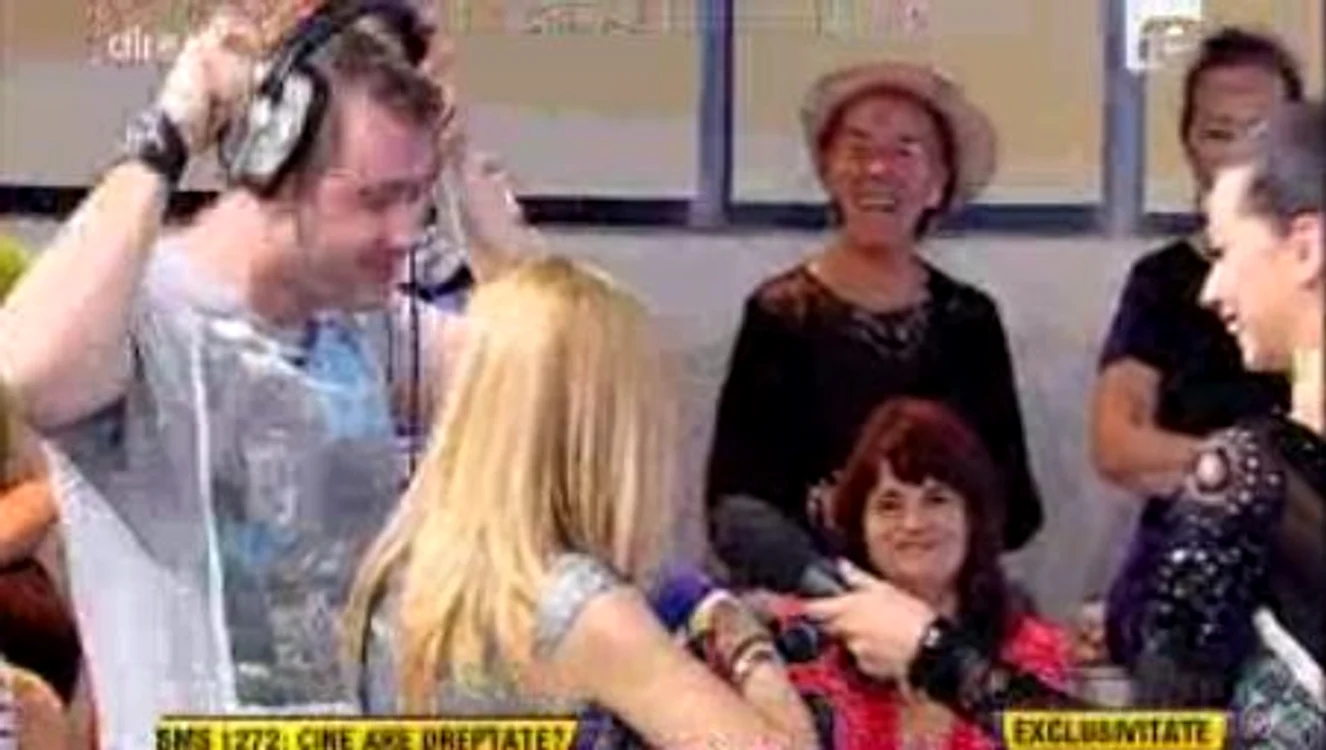 Simona Gherghe a ţinut aparatul de filmat cât timp cameramanul a gustat manâcarea lui Marcel Toader. (captură Antena 1)