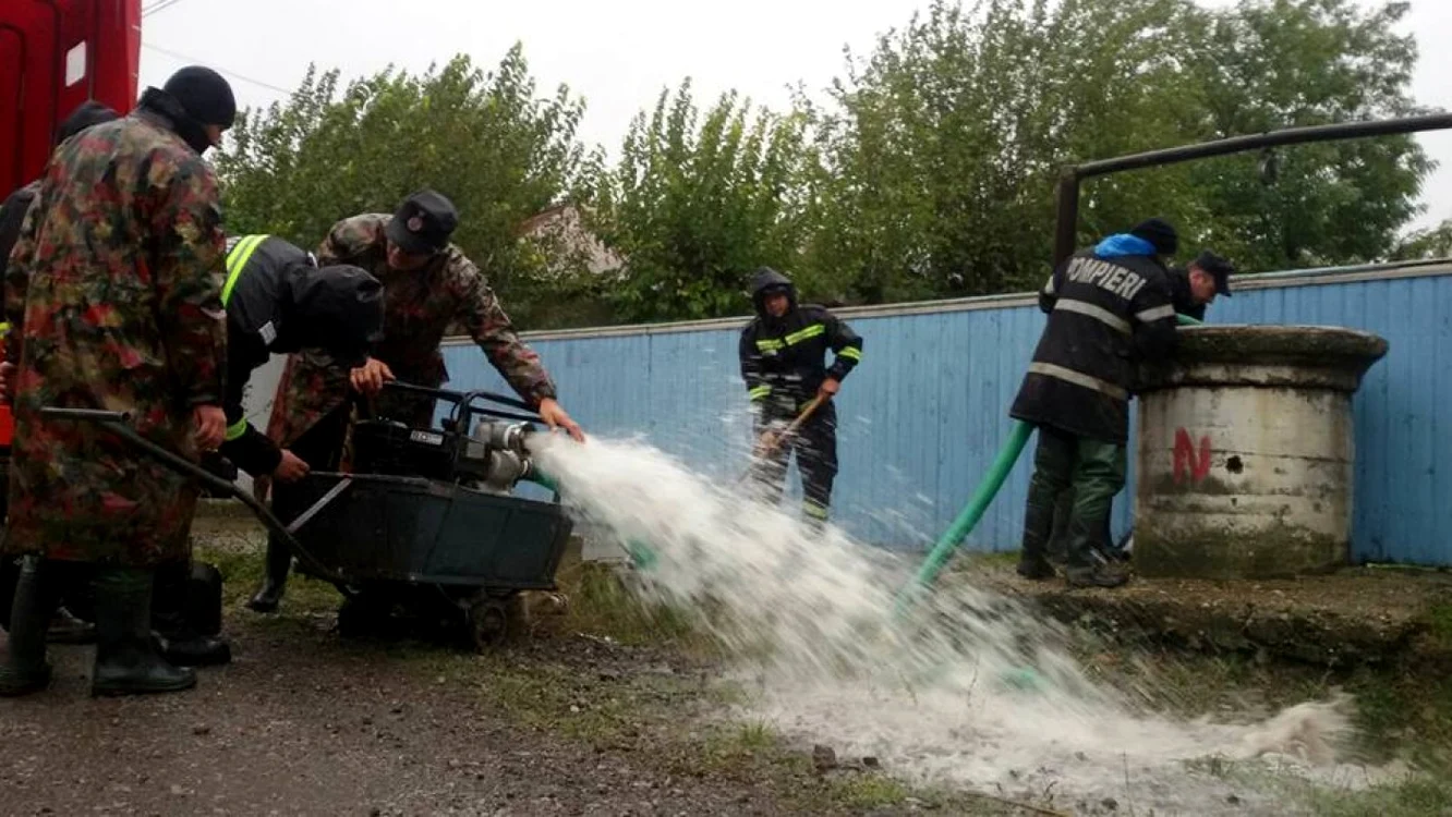 Pompierii, la scos apa din gospodăriile din Pechea FOTO IJSU Galaţi