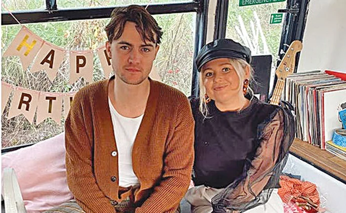 Charlie MacVicar, 26 ani, şi iubitul ei, Luke Walker, 27 de ani, au muncit din autobuz pe întreaga perioadă a carantinei