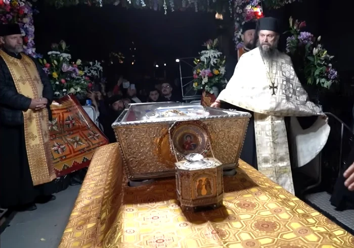 Raclele cu moaștele Sfintei Parascheva și ale Sfântului Pantelimon de la Iași Foto Adevărul YouTube