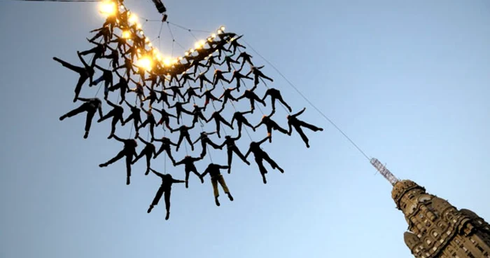 Spectacol oferit de trupa de acrobaţi "La Fura Dels Baus" din Spania. FOTO telegraph.co.uk