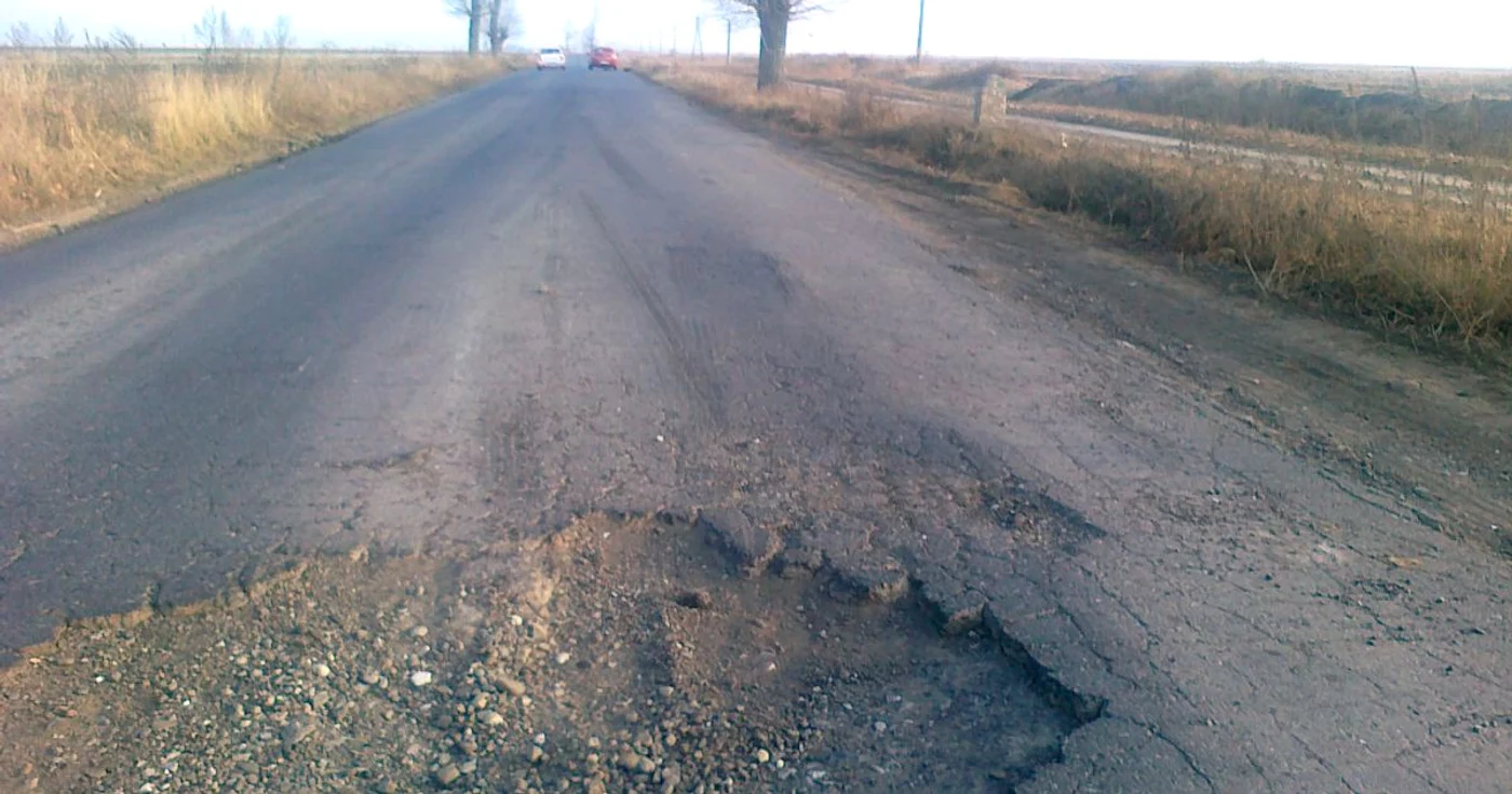 Groapa este lată aproape cât șoseaua și destul de adâncă 