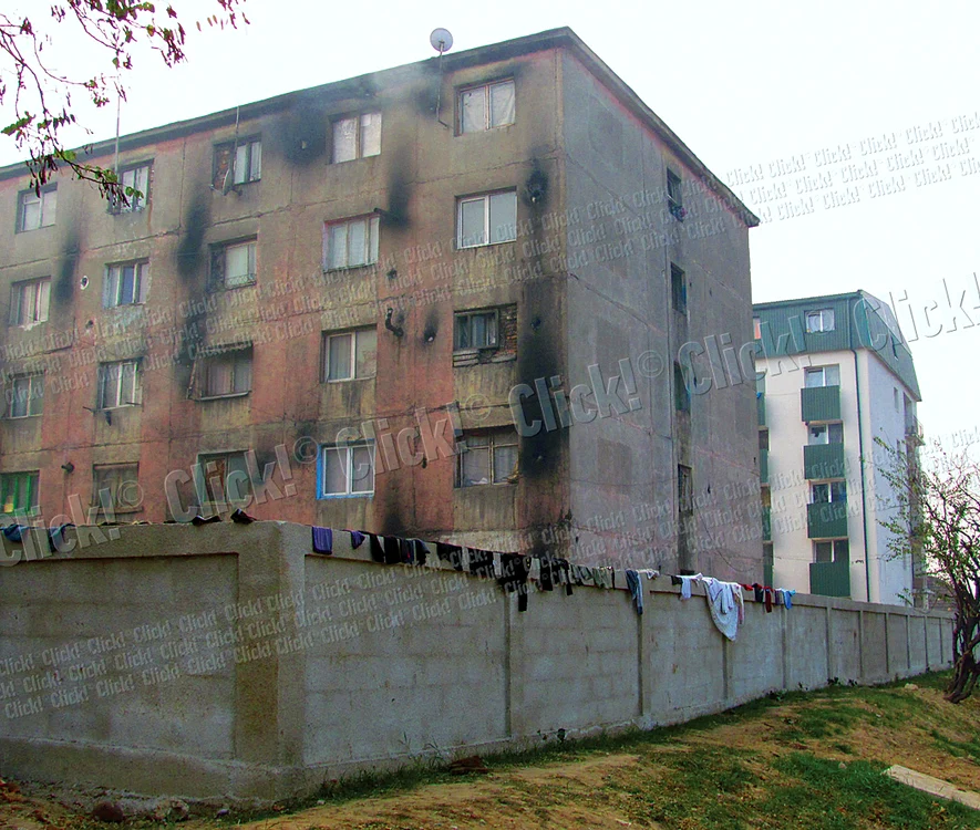 Zidul anti-ţigani a fost ridicat în iunie 2011 pentru a îngrădi blocurile de romi