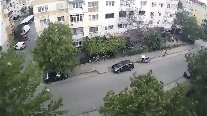 VIDEO La un pas de tragedie: momentul în care un acoperiș e smuls de vânt și aruncat pe șosea: trecătorii au scăpat ca prin minune