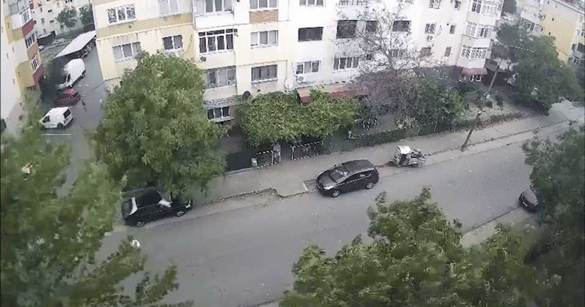 La un pas de tragedie: momentul în care un acoperiș e smuls de vânt și aruncat pe șosea: trecătorii au scăpat ca prin minune