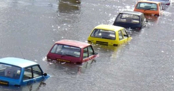 Video: Mașini abandonate în mare