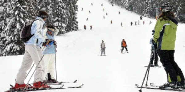 Bansko are 70 de kilometri de pârtie, iar o zi de schi costă 100 de lei