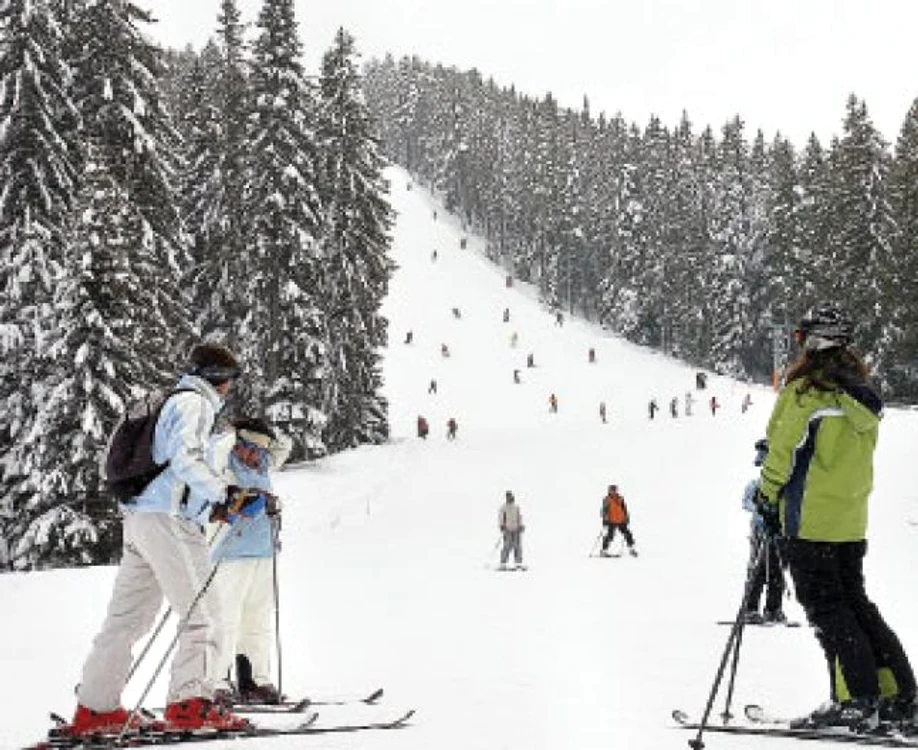 Bansko are 70 de kilometri de pârtie, iar o zi de schi costă 100 de lei 