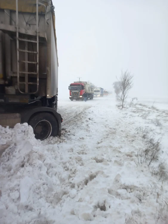 Coloană de camioane blocată din cauza ninsorii