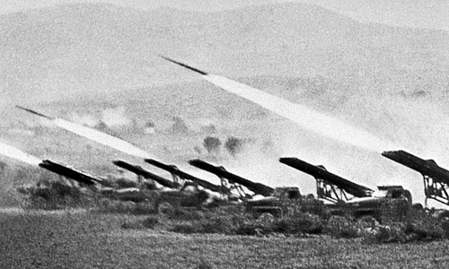 Rachete Katiușa lansate asupra trupelor germane în timpul Bătăliei de la Stalingrad (© Commons: RIA Novosti)
