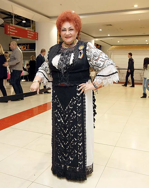 
    Ion Caramitru,  directorul Teatrului  Naţional, câştigă lunar  suma de 5.200 de euro  