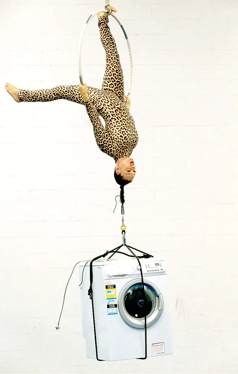 
    Acrobata Simone  Genziuk (43 de ani)  îşi întreţine podoaba  capilară cu produse  naturiste şi ulei  de măsline (Fotografii: Guliver/Rexfeatures)  