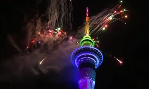Turnul Sky din Auckland a fost decorat anul acesta cu animaţii şi jocuri laser png