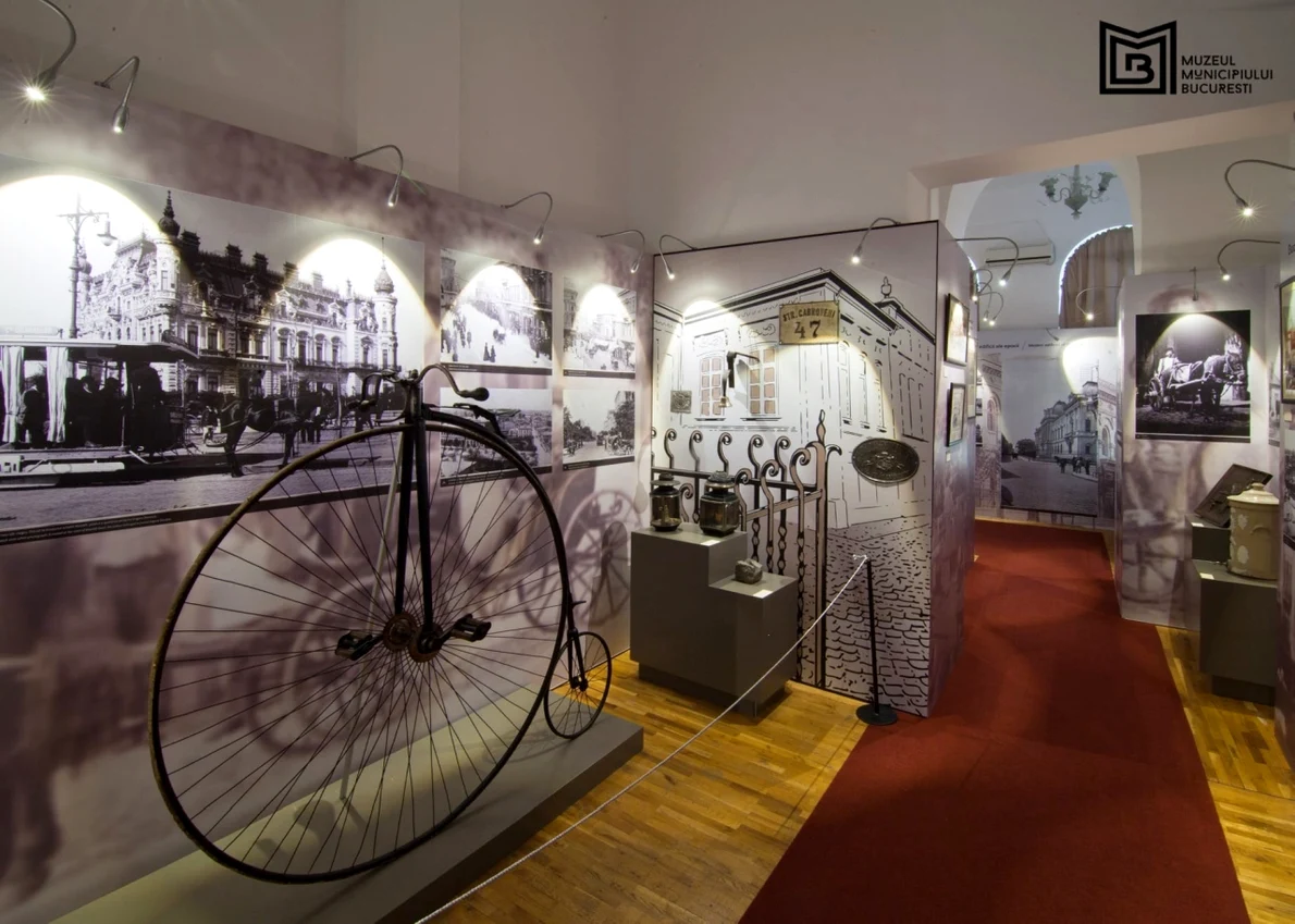 Velociped din cadrul expoziției „Timpul orașului”, găzduită de Muzeul Municipiului București - Palatul Suțu 