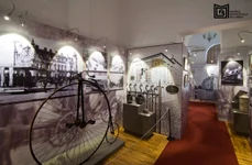 Velociped din cadrul expoziției „Timpul orașului”, găzduită de Muzeul Municipiului București - Palatul Suțu 