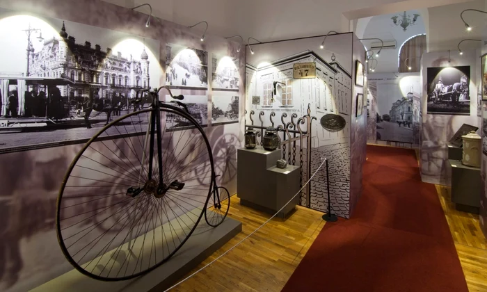 Velociped din cadrul expoziției „Timpul orașului”, găzduită de Muzeul Municipiului București - Palatul Suțu 