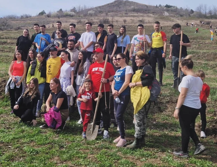 Acţiune de plantare la Ferma Dacilor. FOTO Facebook