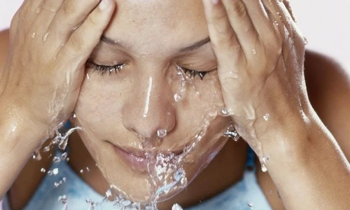 woman washing face 600x400 jpeg