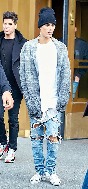 Justin Bieber a dat şi el 1.500 $ pe blugii japonezi