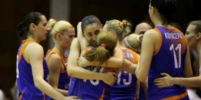 Jucătoarele de la CSM Târgovişte se bucură pentru al treilea succes consecutiv obţinut în Euroligă