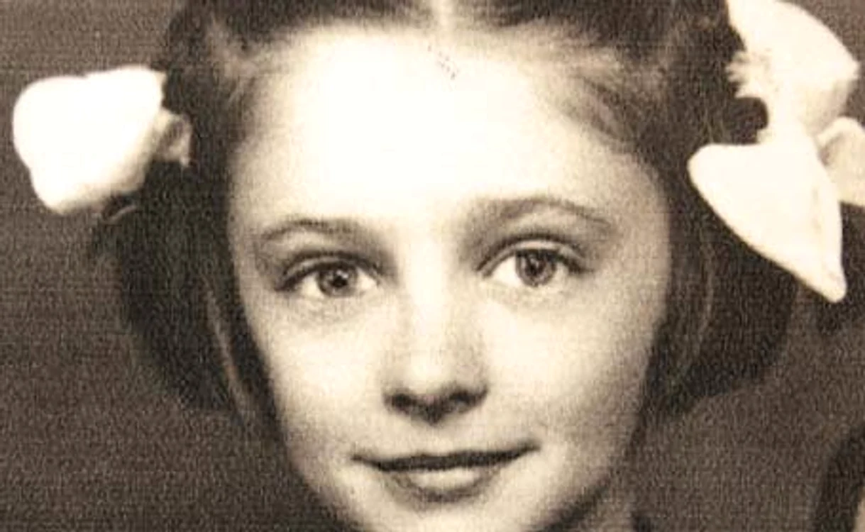 1943 La vârsta de  7 ani, în clasa I.