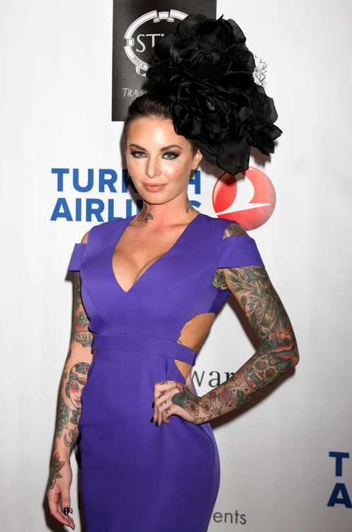 Christy Mack pare să-şi fi revenit după bătaia soră cu moartea pe care i-a aplicat-o iubitul bătăuş