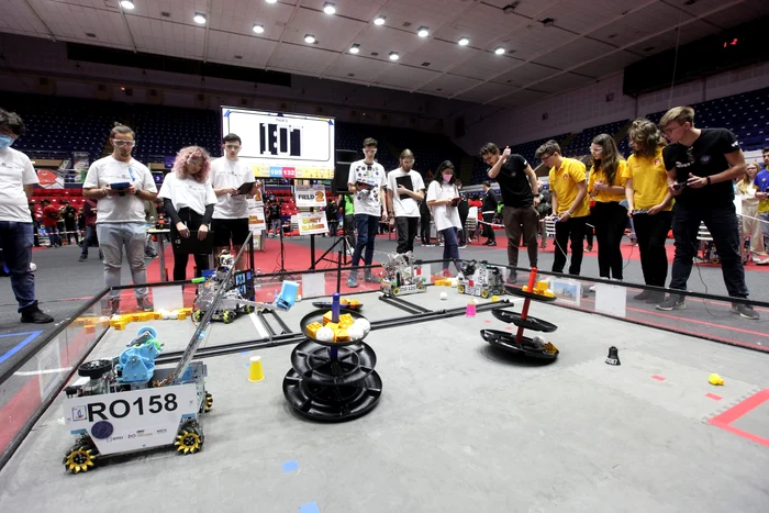 Arena în care se duelau cele două alianțe cu câte doi roboți. Foto: Sever Gheorghe