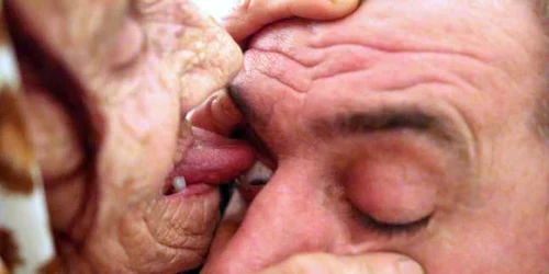 femeia care curata ochii cu limba foto photoland