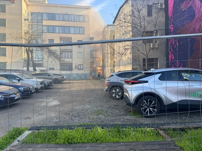 Incendiu pe b-dul Iancu de Hunedoara FOTO: Robert VÎrban