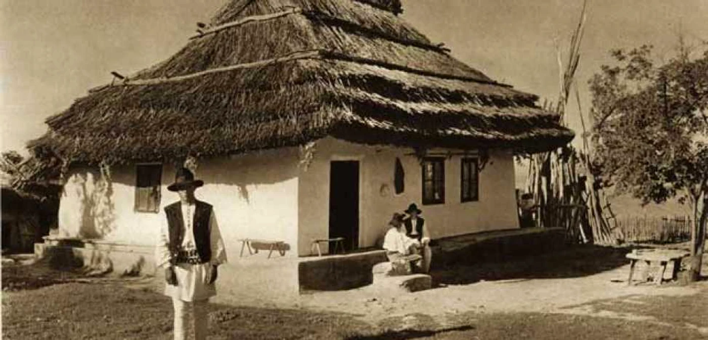 Ţărani români în curtea casei. Foto Arhivă