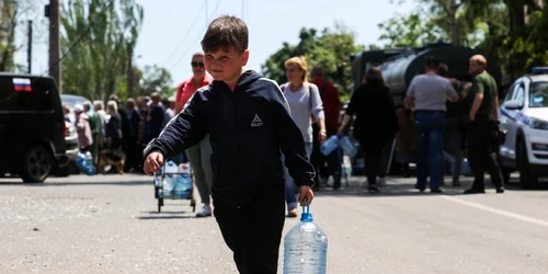 Localnici din Mariupol stau la coada sa ia apa FOTO Profimedia 